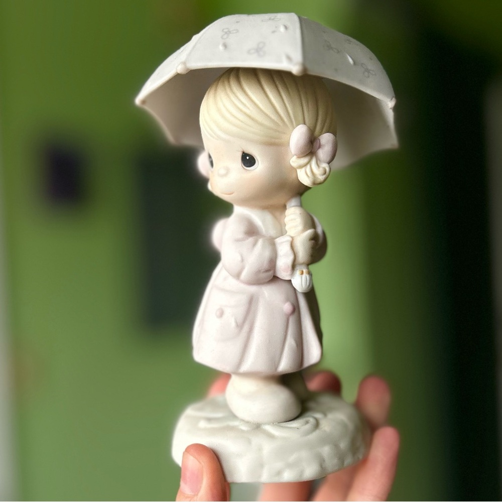 VTG Enesco Precious Moments Girl Under Umbrella April Month Motif Figurine - Picture 6 of 13